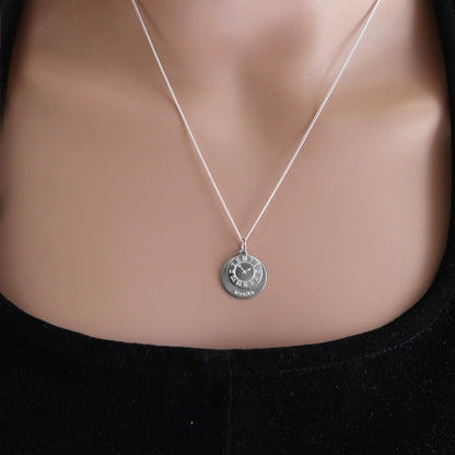 Taufuhr Kette aus 925 Silber am Hals mit gravierter Uhrzeit und Name
