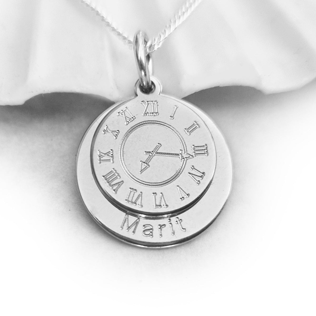 Personalisierte Taufuhr Kette mit zwei Anhängern und individueller Gravur
