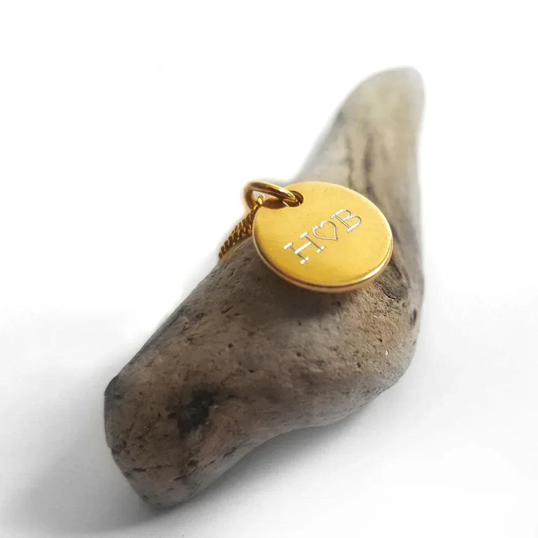Klassische goldfarbene Kette mit rundem Anhänger und Wunschgravur