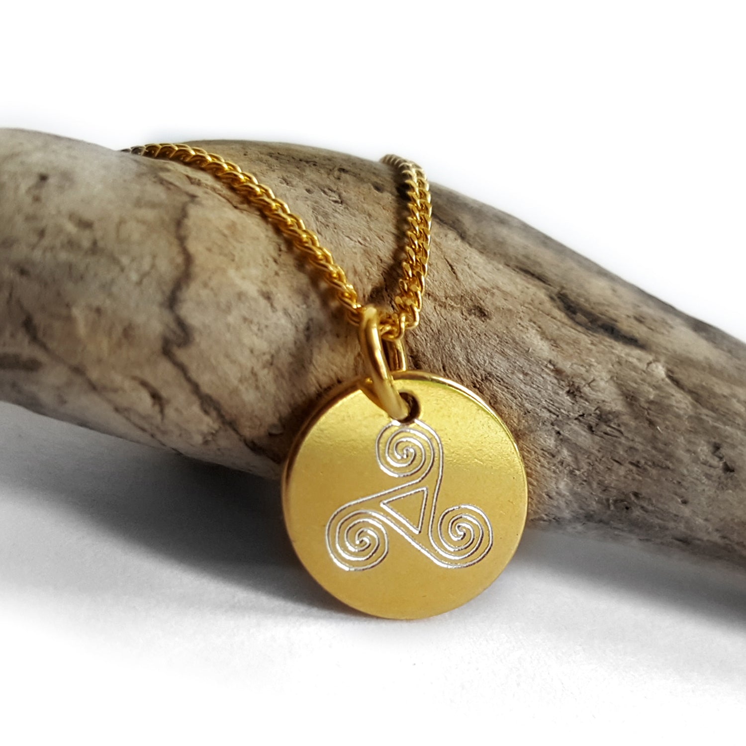 Vergoldete Kette mit rundem Anhänger und keltischer Spirale