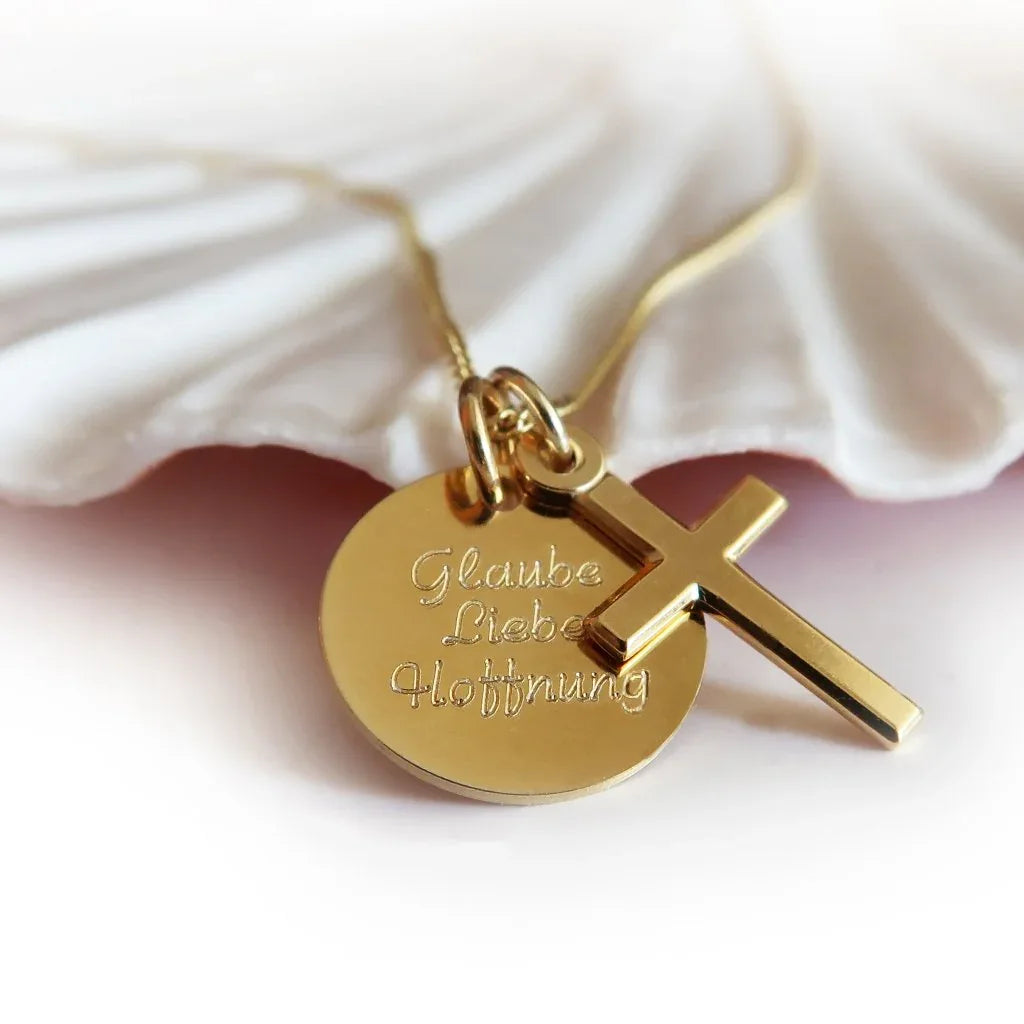 Kleiner Kreuzanhänger mit Gravurplatte – Kette - Personalisiertes Geschenk zur Taufe, Kommunion & Firmung - Latigga
