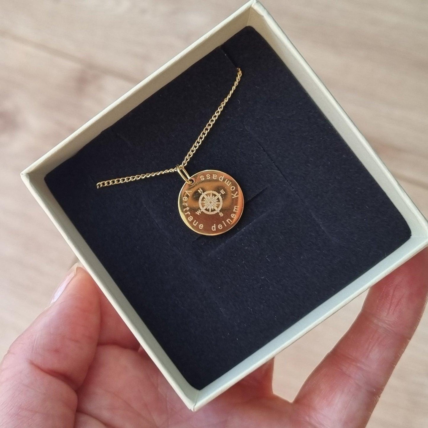 Personalisierte Kompass Halskette in Geschenkbox verpackt.