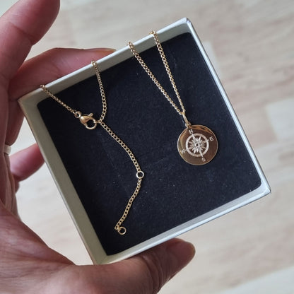 Vergoldete Kompass Kette aus Edelstahl mit graviertem Anhänger in Geschenkbox