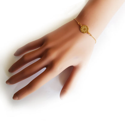 Vergoldetes Sonnenarmband am Handgelenk