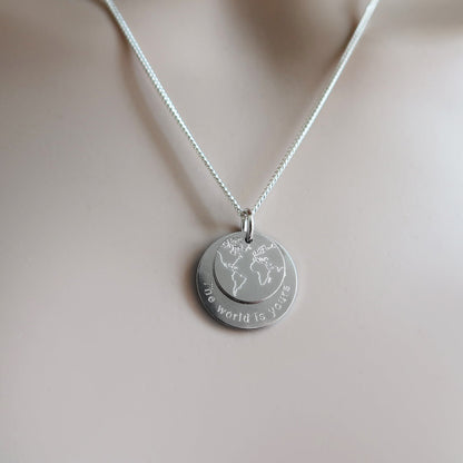 Weltkarte-Kette aus 925 Silber am Hals getragen