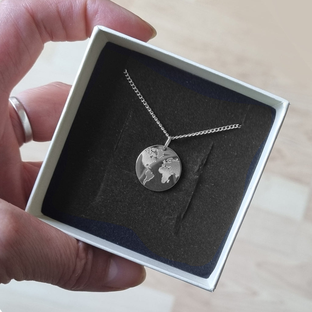Edelstahlkette mit Weltkartenmotiv in einer Geschenkbox