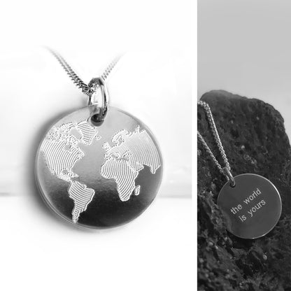 Ihre Welt: schöne Kette mit Gravur, hergestellt aus 925 Silber. Die Vorderseite des Anhängers ziert eine filigrane Gravur einer Weltkarte. Die Rückseite können Sie mit einer individuellen Gravur personalisieren.