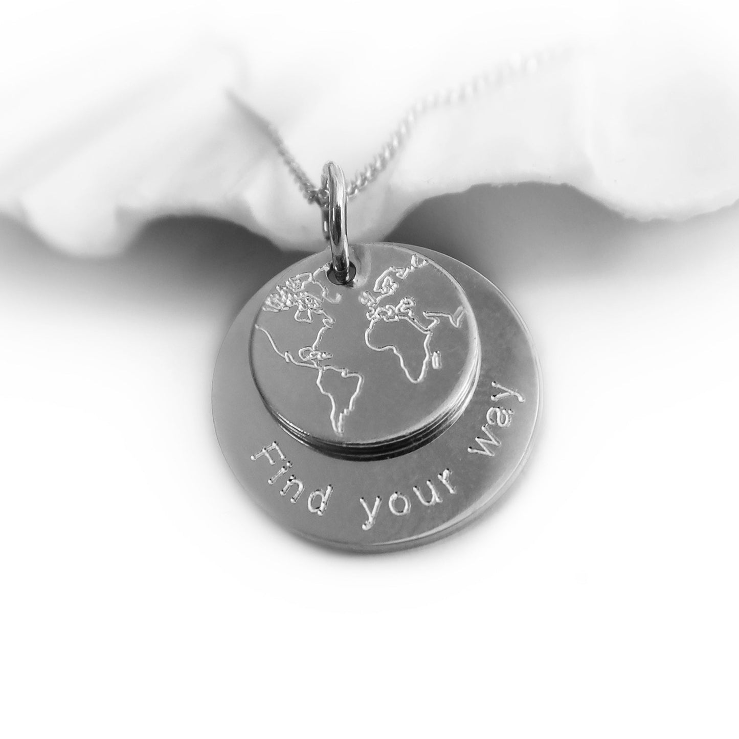 Anhänger-Duo und Halskette aus 925 Silber: kleiner Anhänger zeigt Weltkarte, größerer Anhänger mit Gravur am Rand