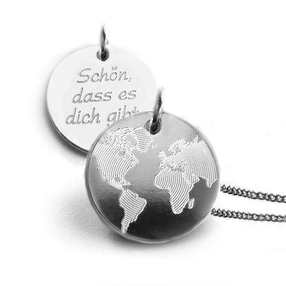 Silberkette mit rundem graviertem Anhänger mit Weltkarten Motiv.