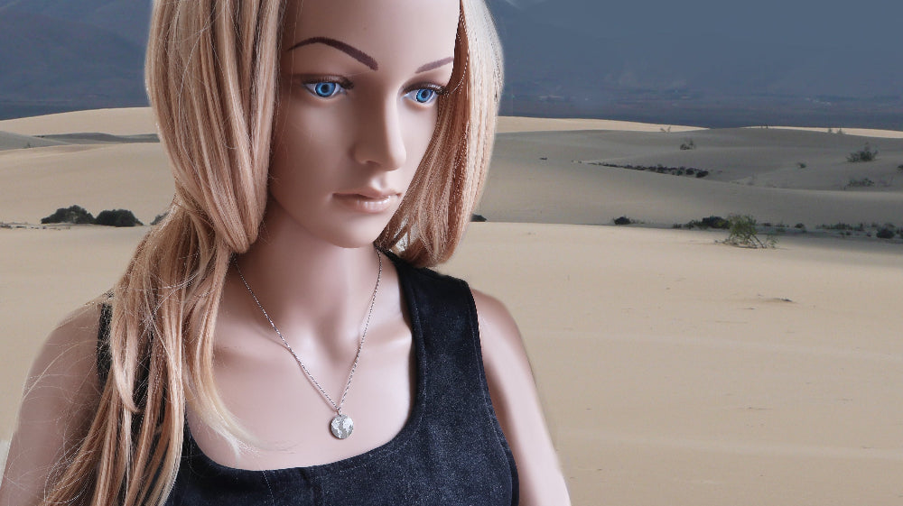 JUnge Frau trägt eine silberne Weltkarten Kette aus Edelstahl am Hals