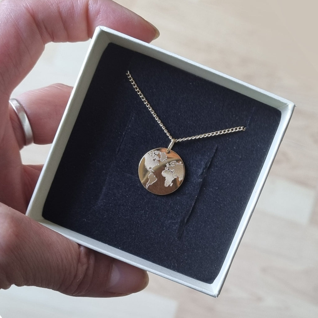 Vergoldete Weltkarten-Kette in eleganter Geschenkbox