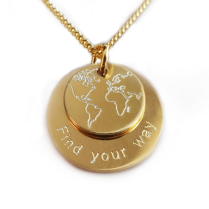 Vergoldete Damenkette mit zwei runden Anhängern:  mit Weltkartenmotiv und individueller Gravur.