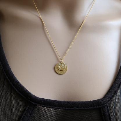 eine Frau trägt Weltkette mit Gravur - zoom