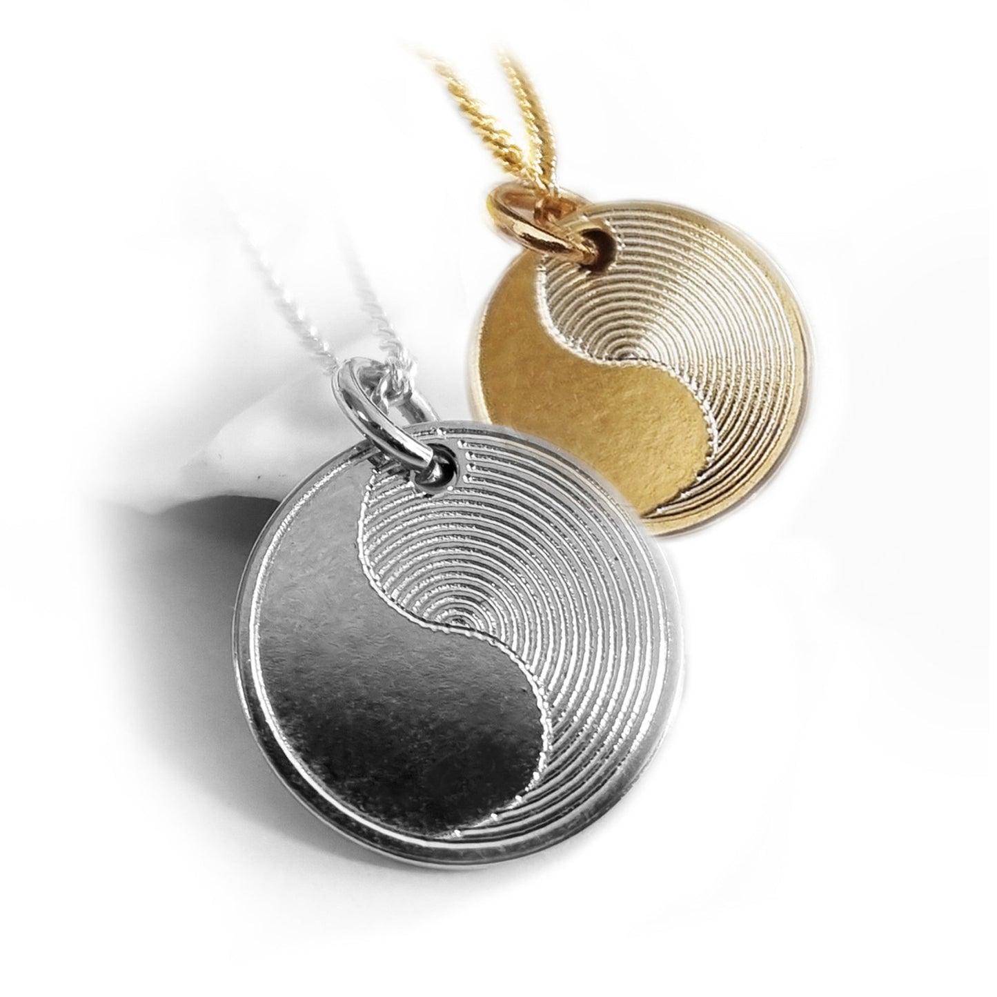 Zwei Yin Yang Ketten mit Anhänger – eine aus Silber, eine vergoldet, beide personalisierbar mit Gravur auf der Rückseite.