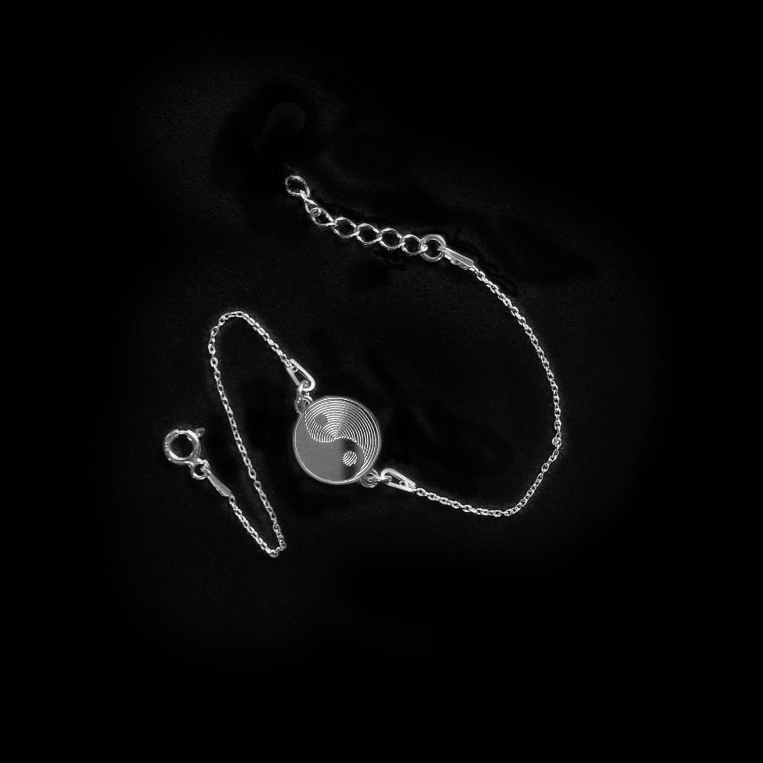 Yin Yang Armband auf dem schwarzen Hintergrund