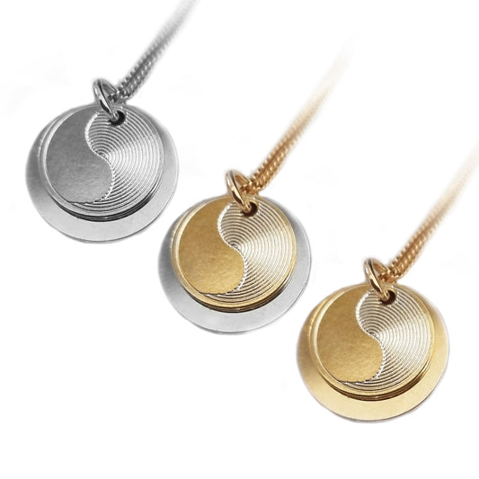 Duo-Anhänger-Kette mit Yin Yang Motiv auf der Vorderseite der kleineren Platte und verstecktem Text auf der größeren Gravurplatte -drei Varianten:  in Silber, Vergoldet oder Bicolor.