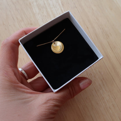 Yin-Yang Kette präsentiert in einer Geschenkbox.