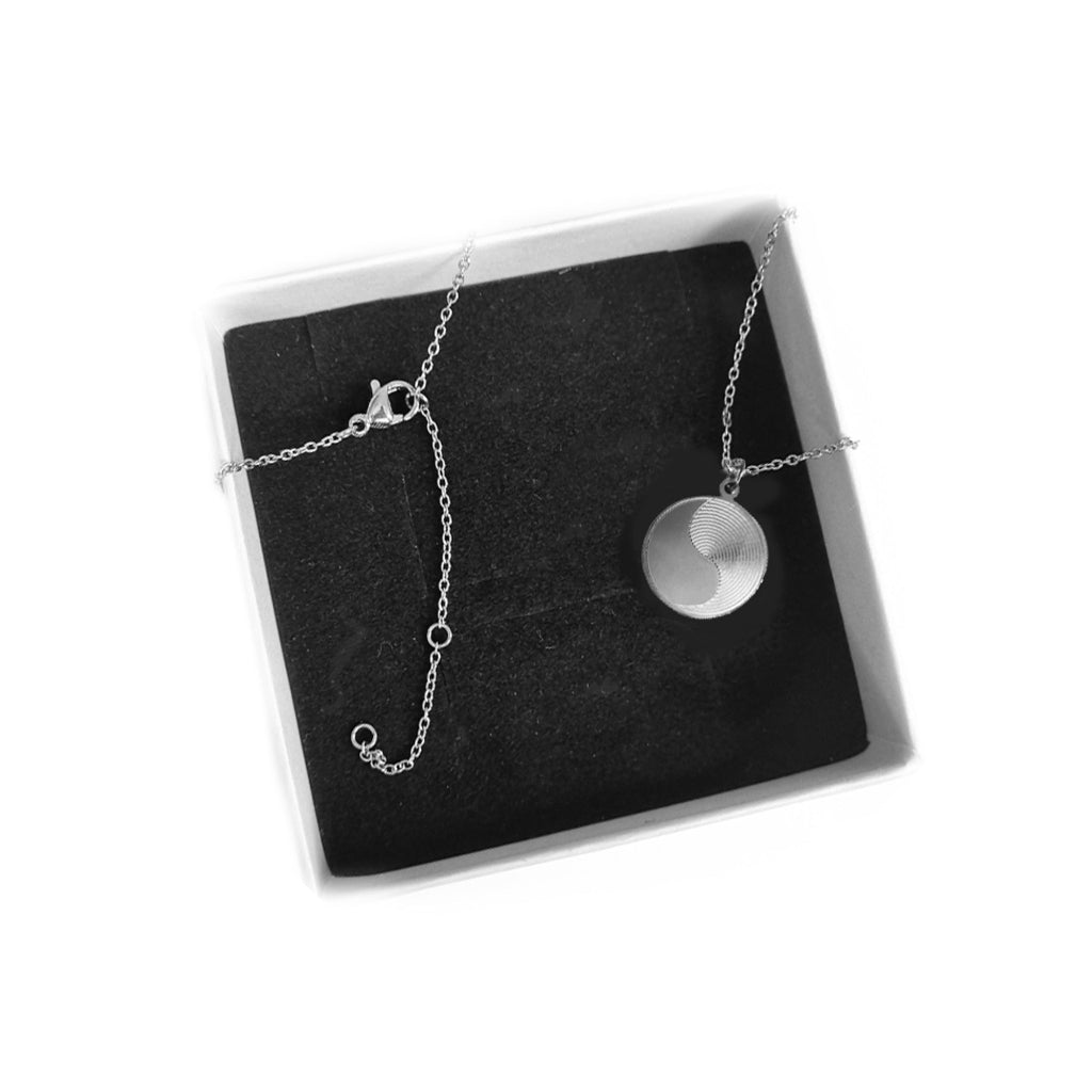 Minimalistische Halskette mit Yin-Yang Symbol und Gravur in einer Geschenkverpackung