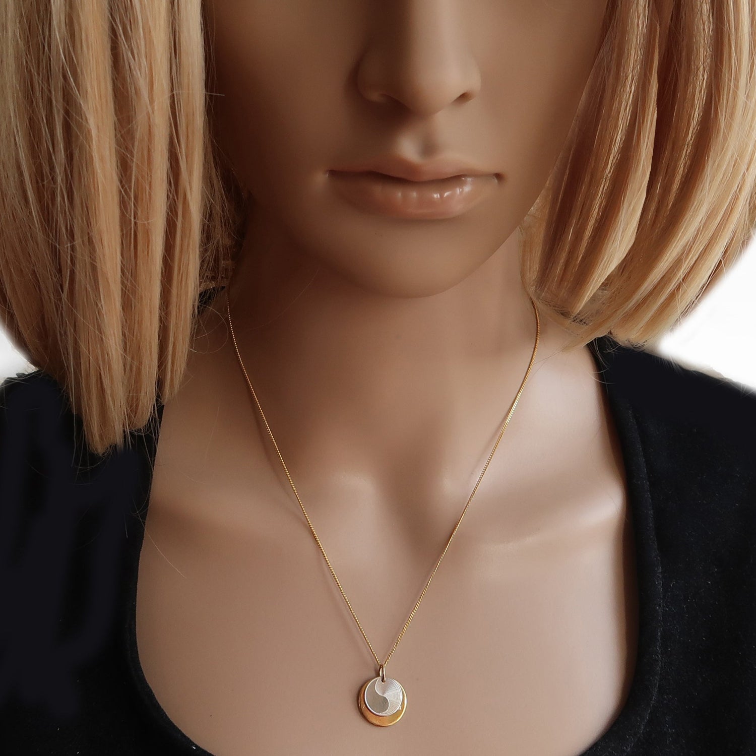 Bicolor Yin Yang Kette, getragen am Hals einer Frau.