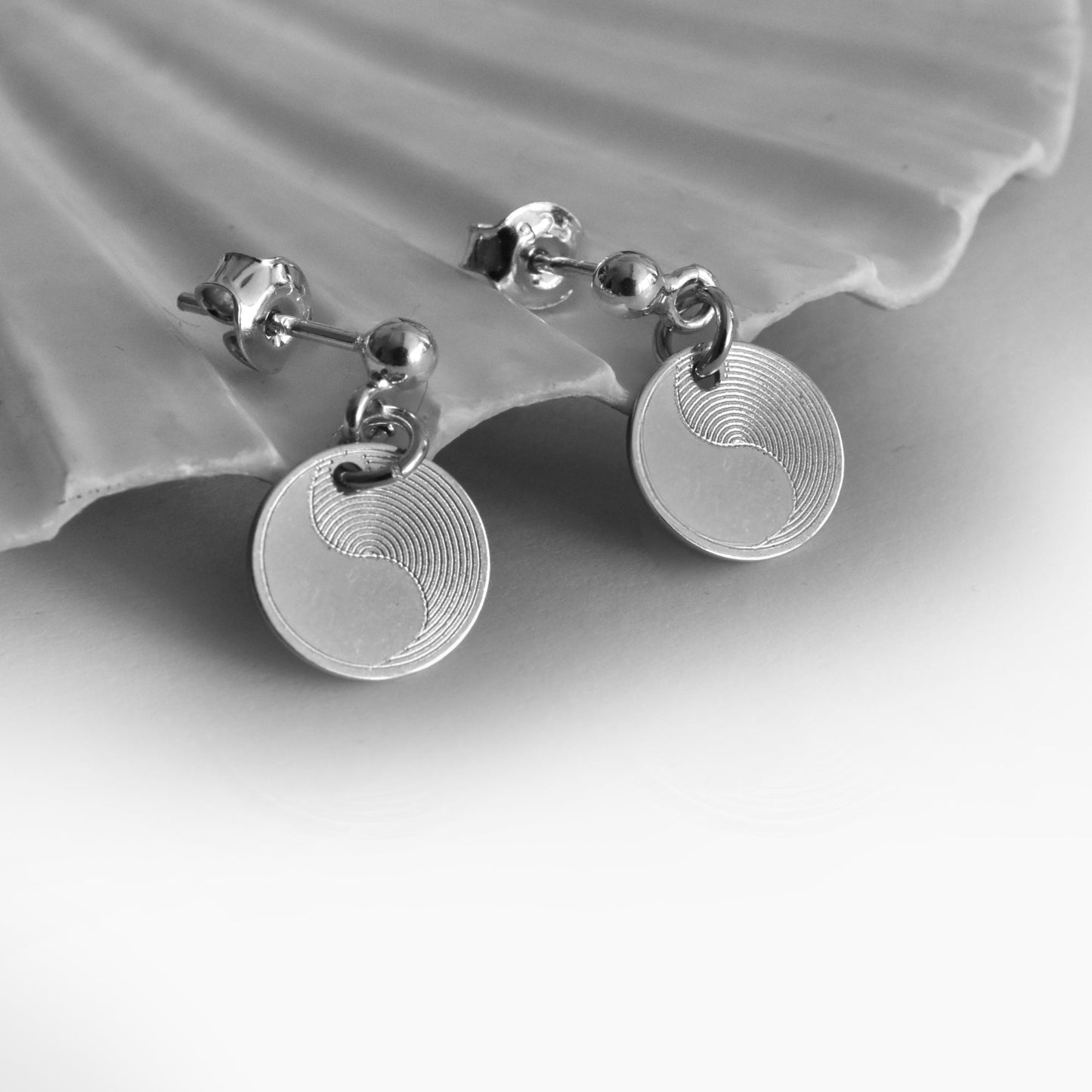 Seitenansicht der Yin Yang Ohrringen aus 925er Silber