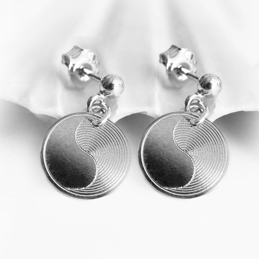 Yin Yang Ohrringe aus 925er Silber mit individueller Gravur auf der Rückseite