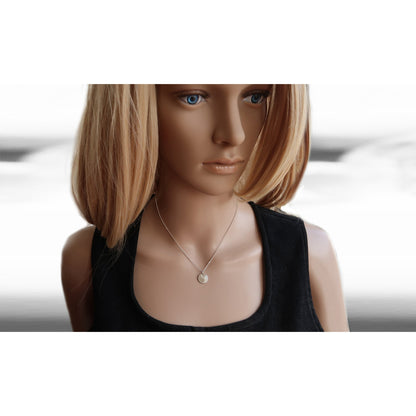 Eine hübsche Dame trägt eine Yin Yang Kette aus 925er Silber.