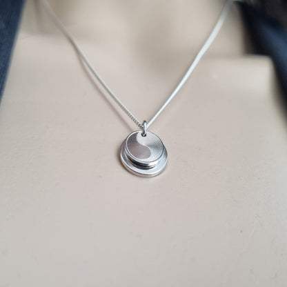 Silber Yin Yang Anhänger, getragen am Hals, zoom