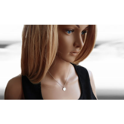 Eine hübsche Frau trägt eine Yin Yang Kette aus 925er Silber.