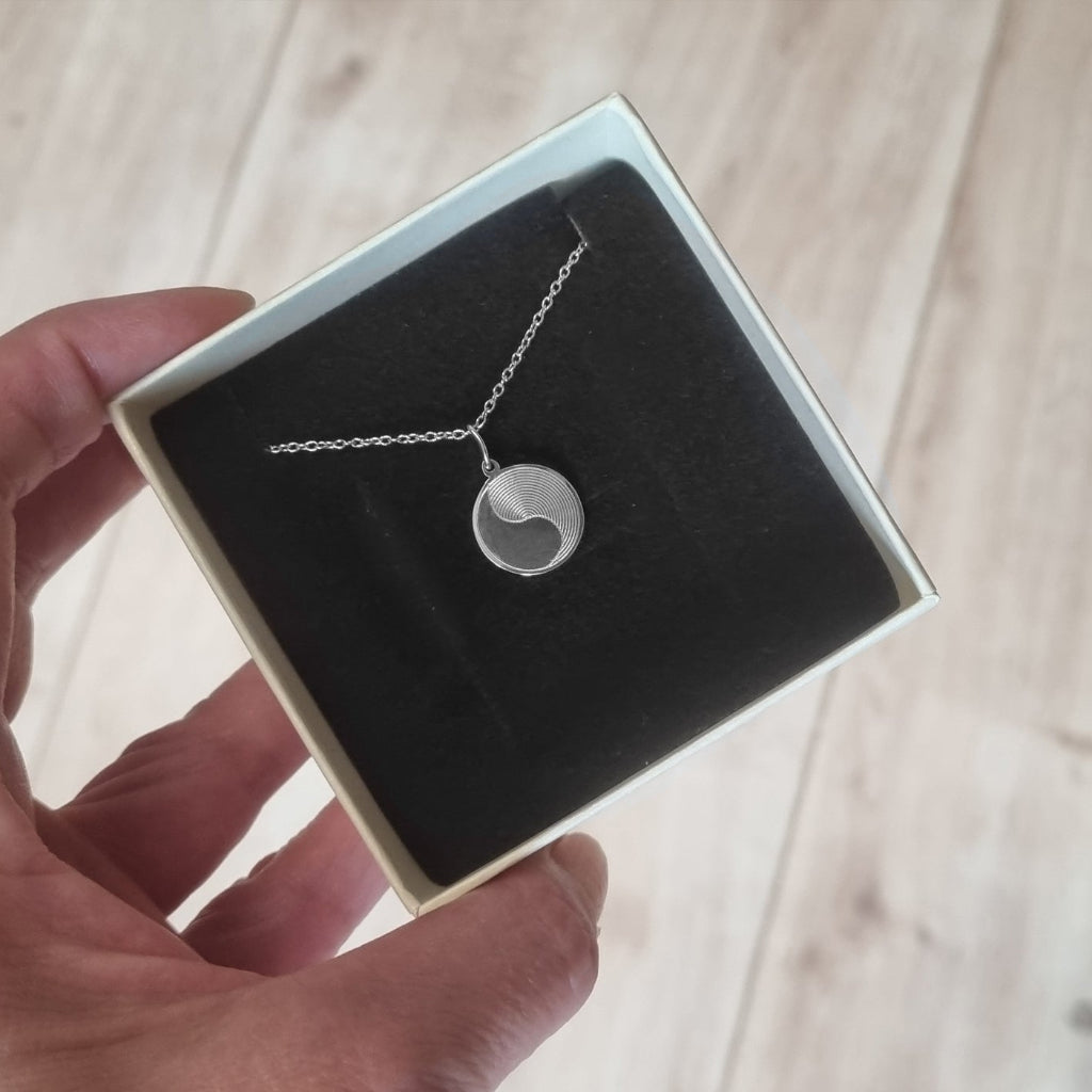 Gravierte Halskette mit Yin-Yang Symbol  in einer Geschenkbox