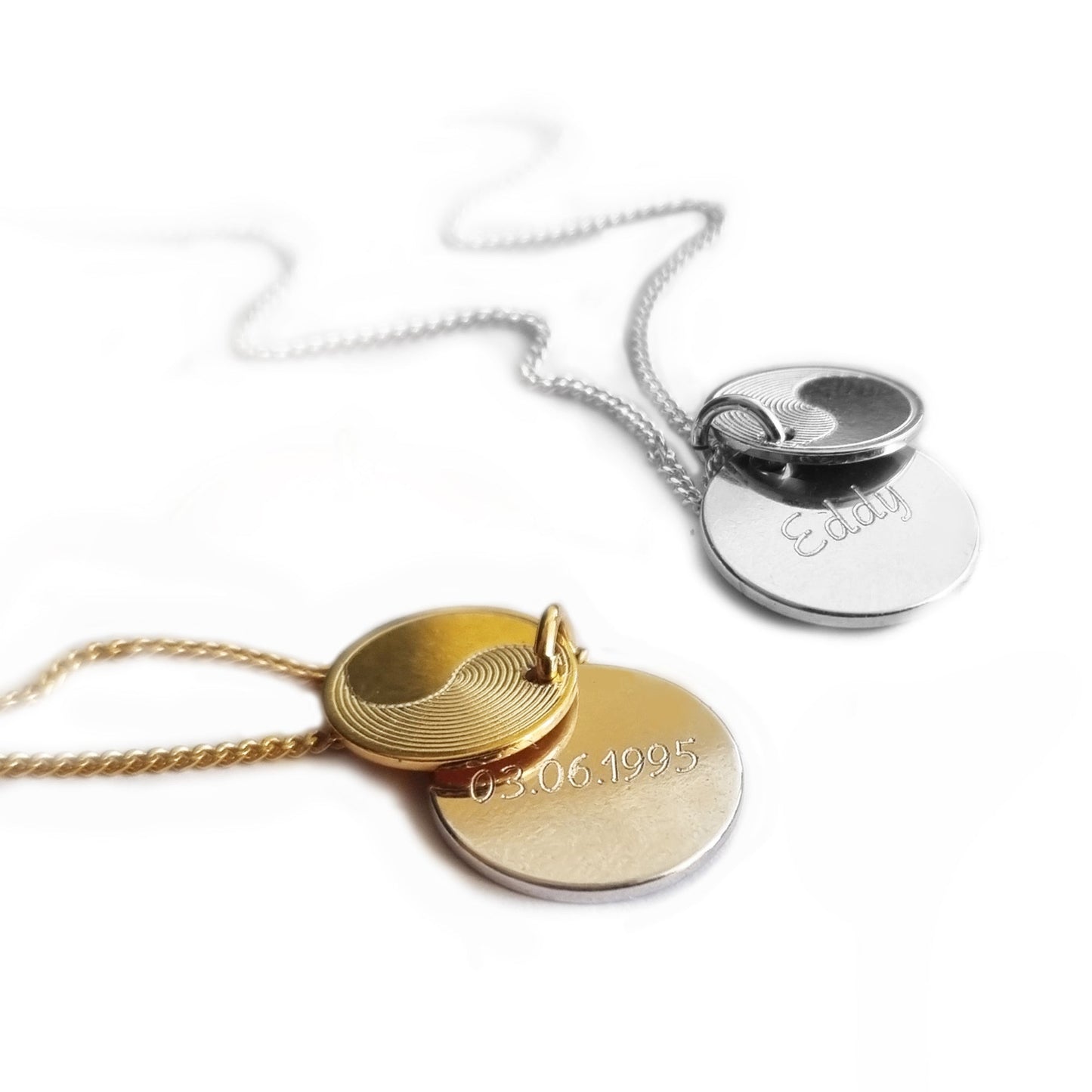 Hier sind zwei Beispiele für eine versteckte Gravur auf dem Yin-Yang-Anhänger