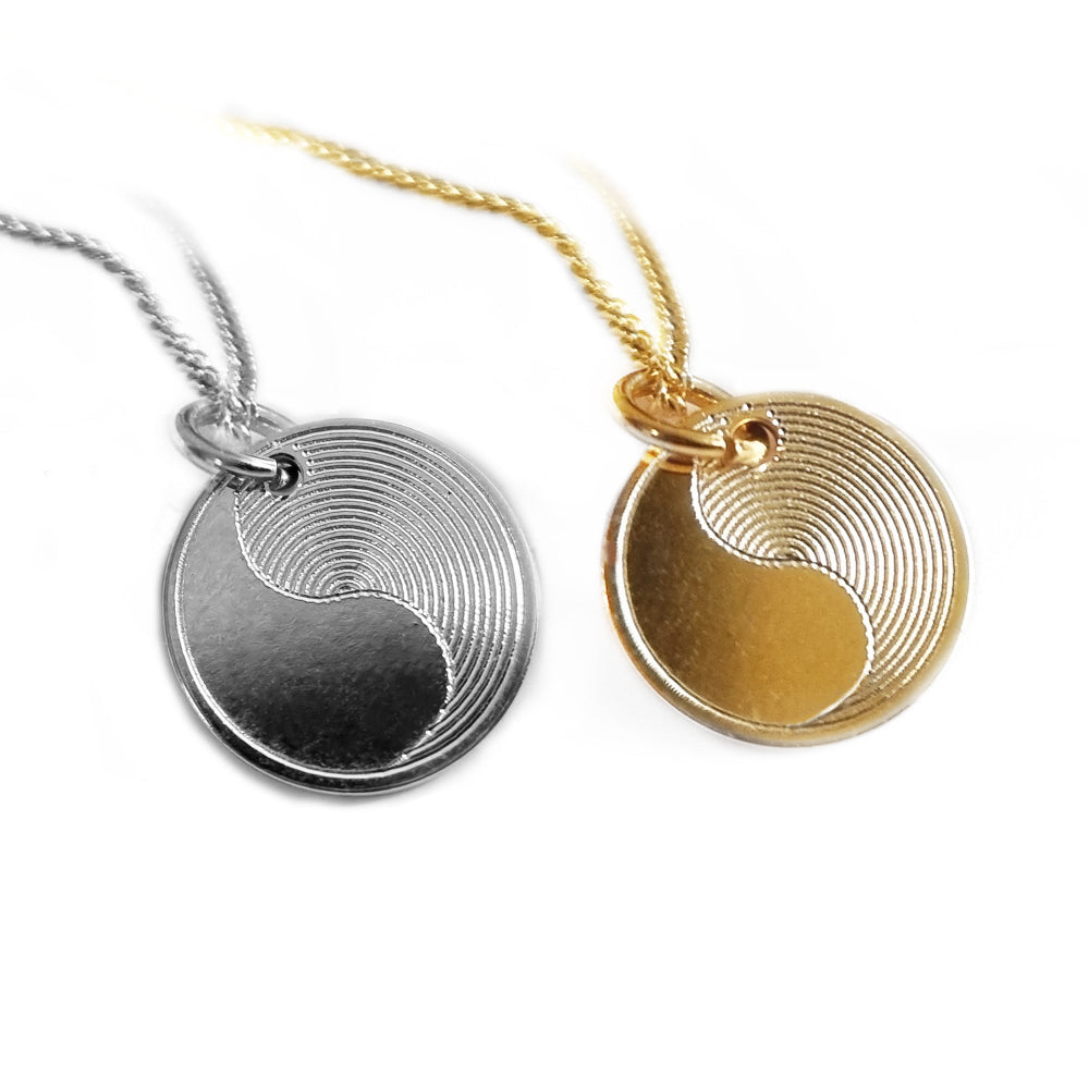 zwei Ketten mit Yin Yang Motiv: in Silber und vergoldet