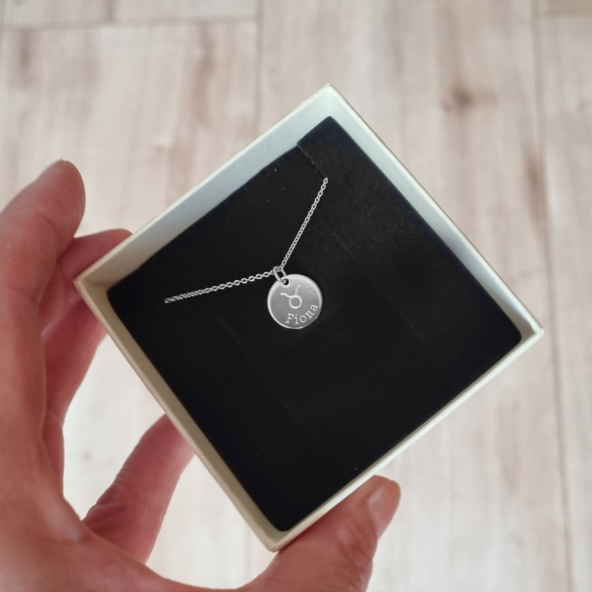 Personalisierte Zodiac Kette mit Sternzeichen und Gravur in einer kleinen Geschenkbox