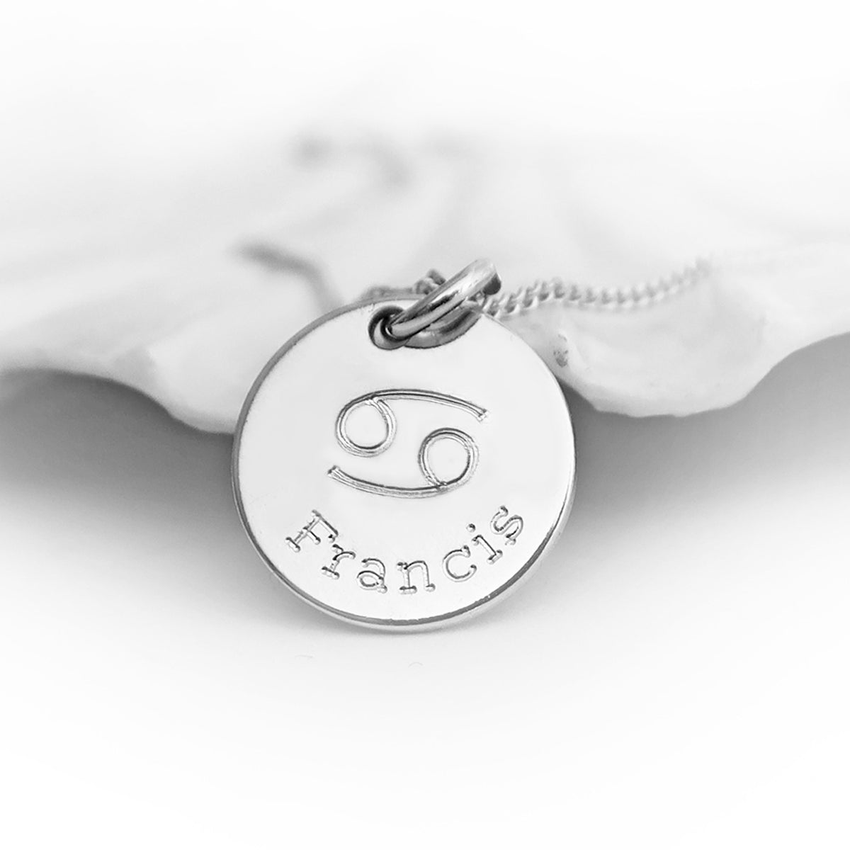 Personalisierte Zodiac Kette aus glänzendem, silberfarbenem Edelstahl mit Sternzeichen und individueller Gravur