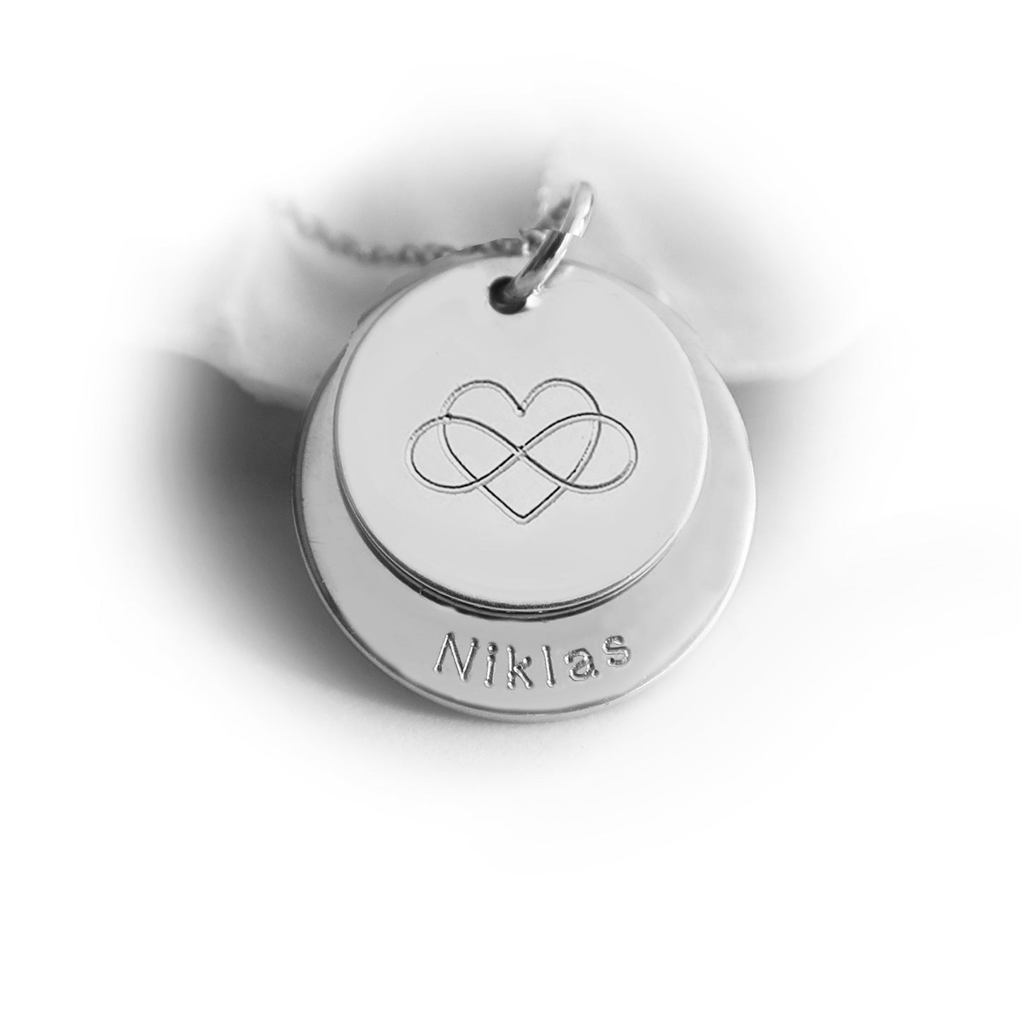 Silberkette mit zwei Anhänger, personalisiert mit Namensgravur und  Herz + Unendlichkeitssymbol.