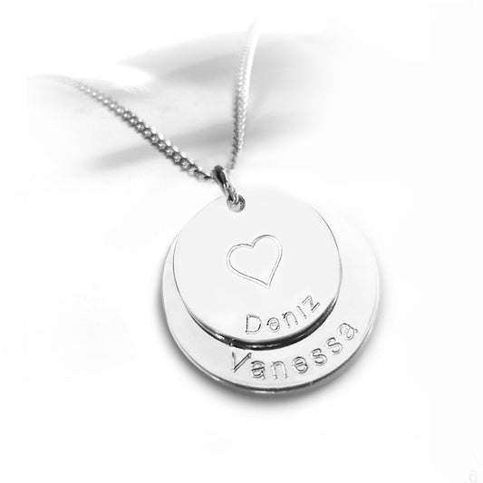 Zwei Anhänger Halskette für Mama, personalisiert mit Namensgravur am Rand und Herzsymbol in der Mitte