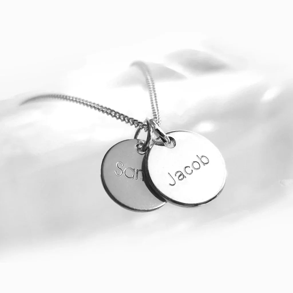 Zwei kleine Anhänger mit Gravur - Plättchen Halskette aus 925 Silber mit Namen - Latigga