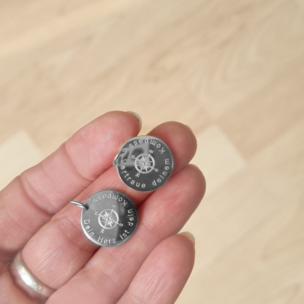 Zwei Anhänger aus Edelstahl mit Kompassmotiv und  individueller Gravur