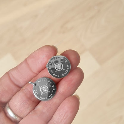 Zwei Anhänger aus Edelstahl mit Kompassmotiv und  individueller Gravur