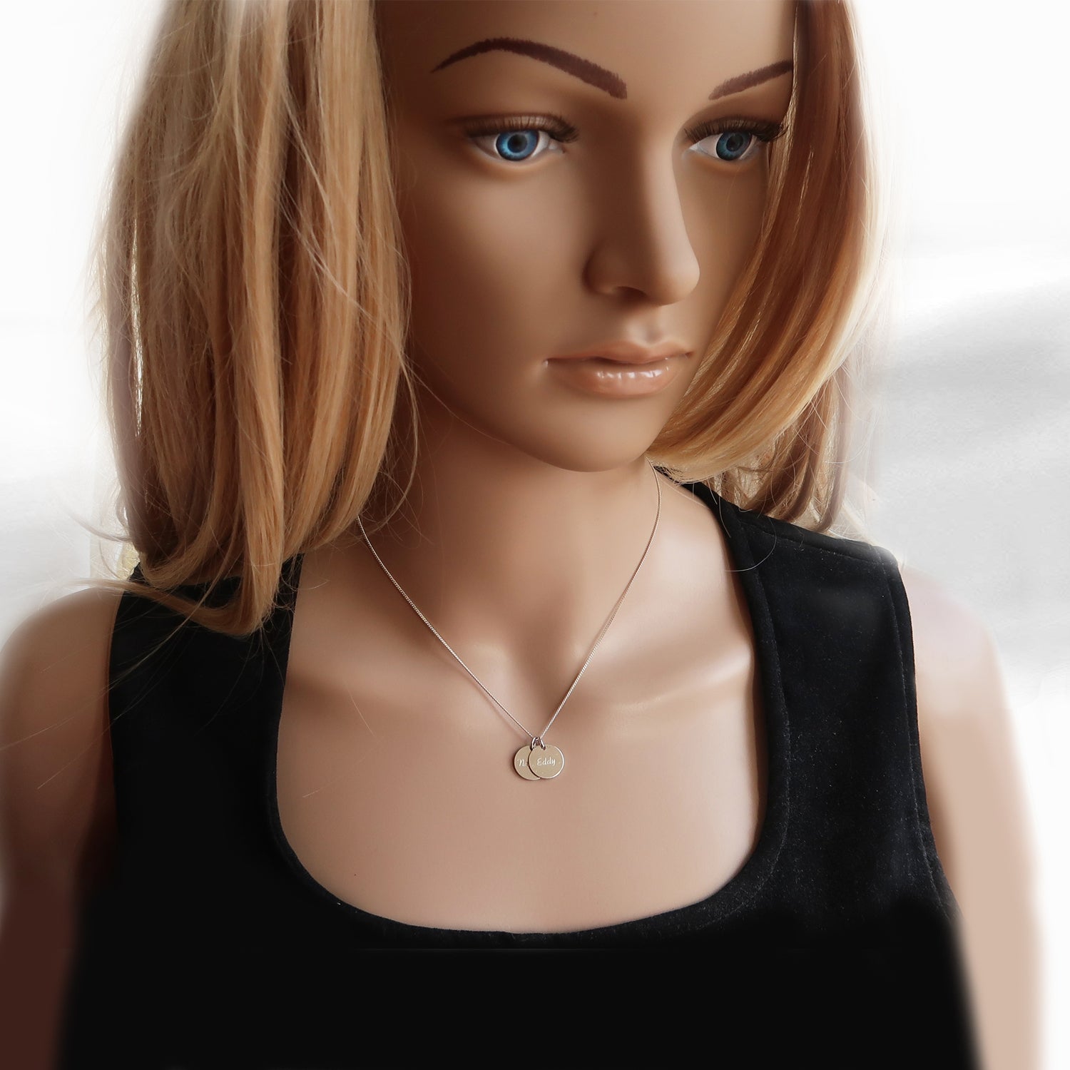 Kette mit zwei Anhängern, auf dem Hals einer Frau getragen