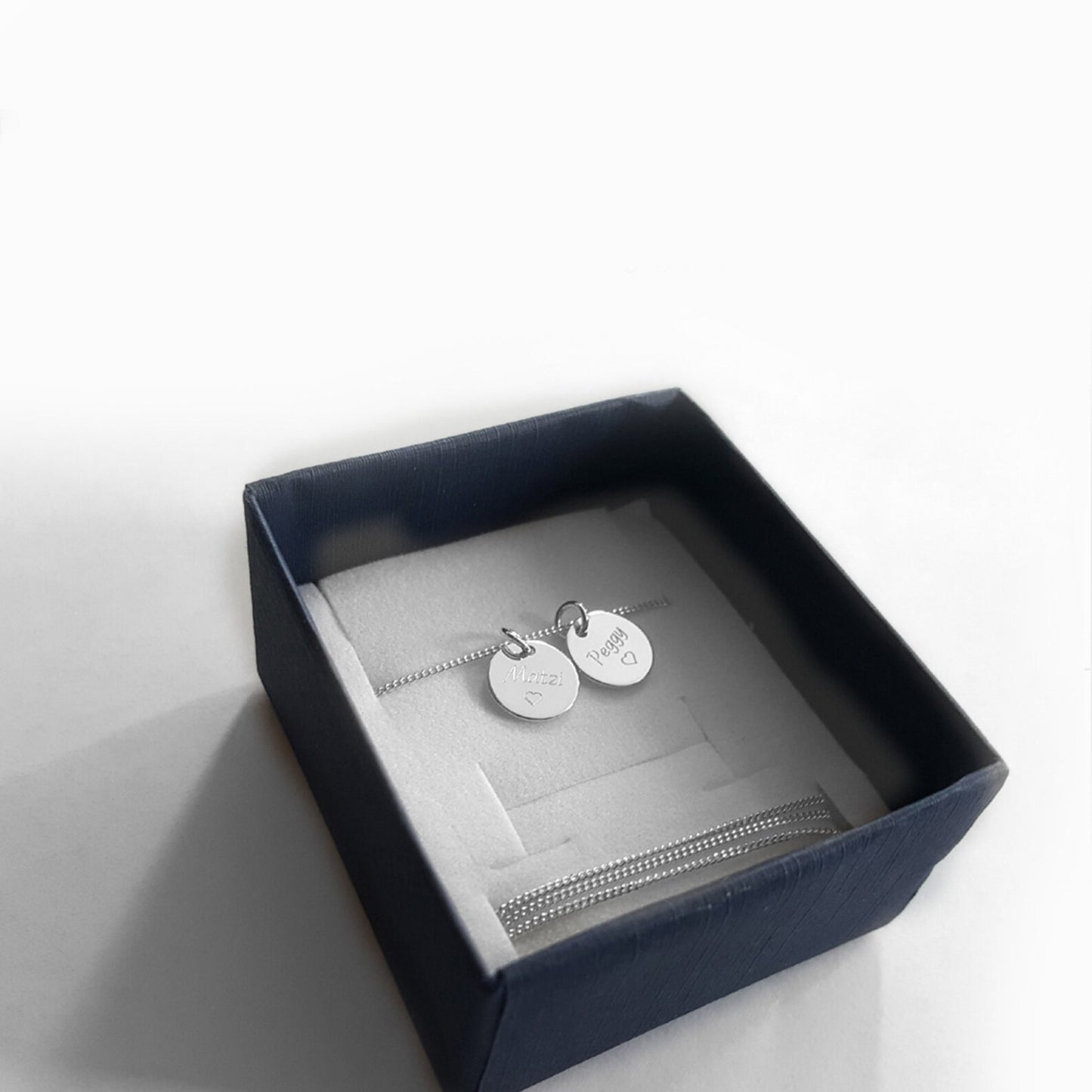 Kette mit zwei Plättchen, präsentiert in einer Geschenkbox