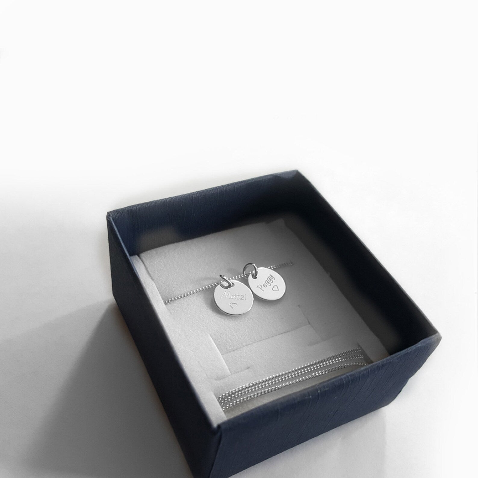 Kette mit zwei Plättchen, präsentiert in einer Geschenkbox