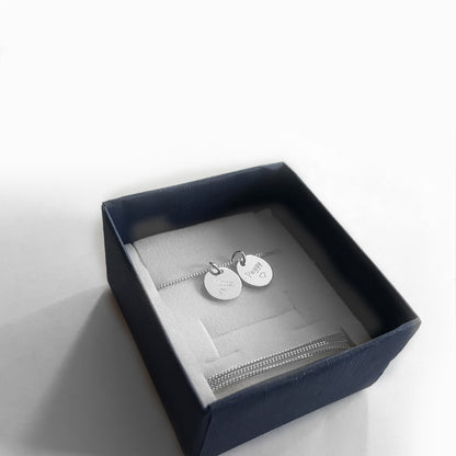 Kette mit zwei Plättchen, präsentiert in einer Geschenkbox