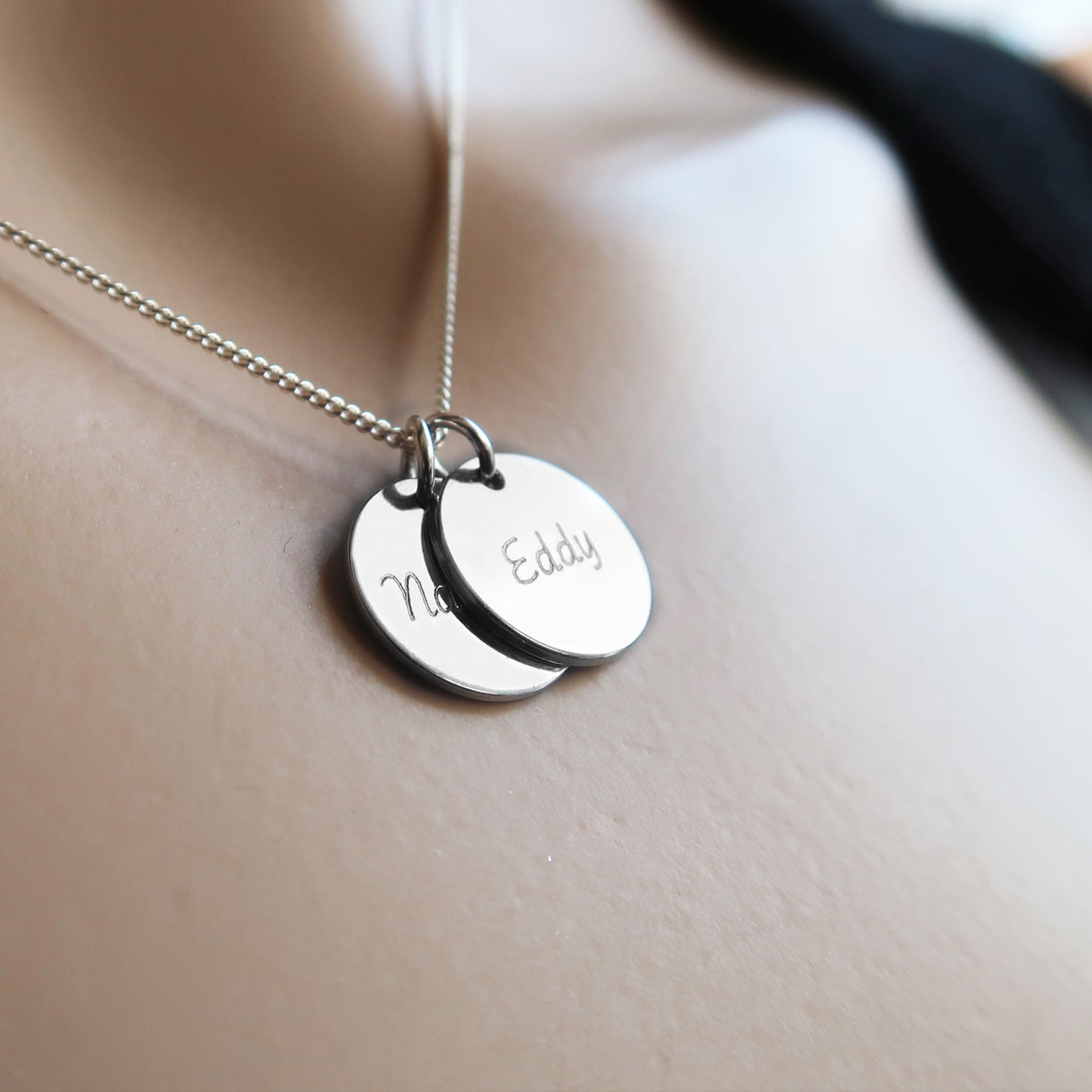 Kette mit zwei Anhängern auf dem Hals – Nahaufnahme